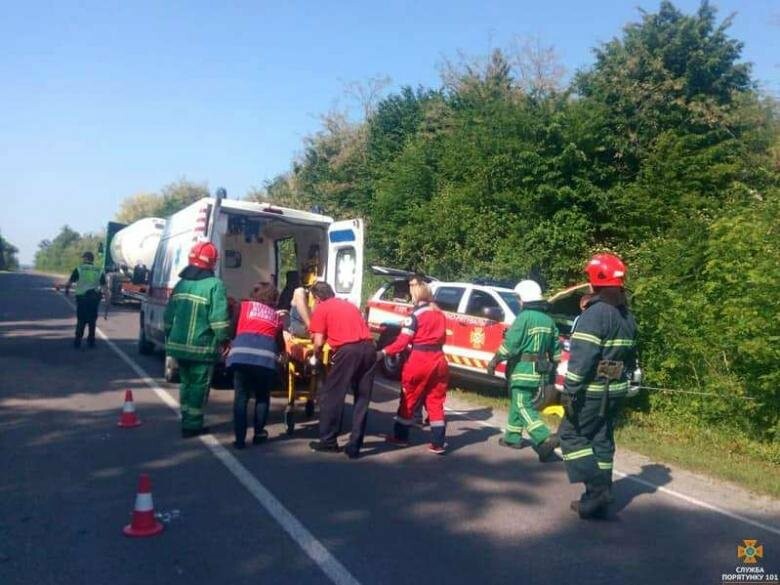 На Тернопільщині водій буса в’їхав у газовоз