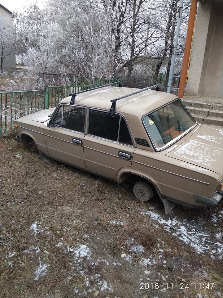 З автівки будівельників, які вдновлюють сільський спортзал..., фото-1 З автівки будівельників, які вдновлюють сільський спортзал на Тернопільщині, поцупили колеса (фото), фото-1