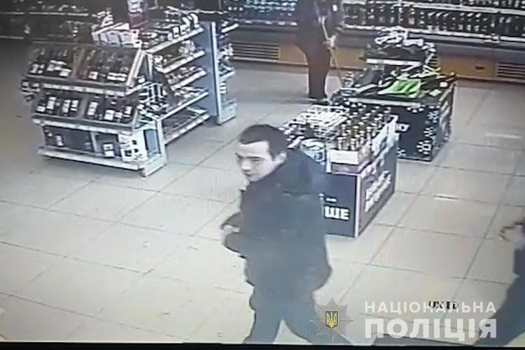 На Тернопільщині розшукують злодія, який пограбував магазин..., фото-2 На Тернопільщині розшукують злодія, який пограбував магазин на АЗС (фото), фото-2