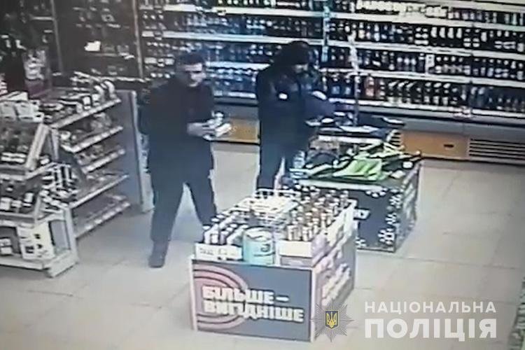 На Тернопільщині розшукують злодія, який пограбував магазин..., фото-1 На Тернопільщині розшукують злодія, який пограбував магазин на АЗС (фото), фото-1