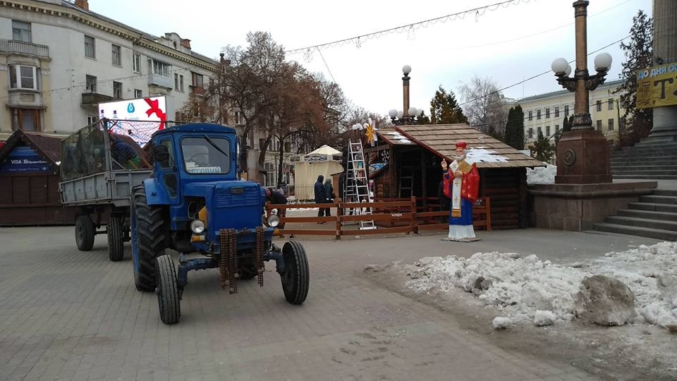 Свята закінчилися: на головній площі Тернополя демонтовують..., фото-2 Свята закінчилися: на головній площі Тернополя демонтовують шопку (фотофакт), фото-2