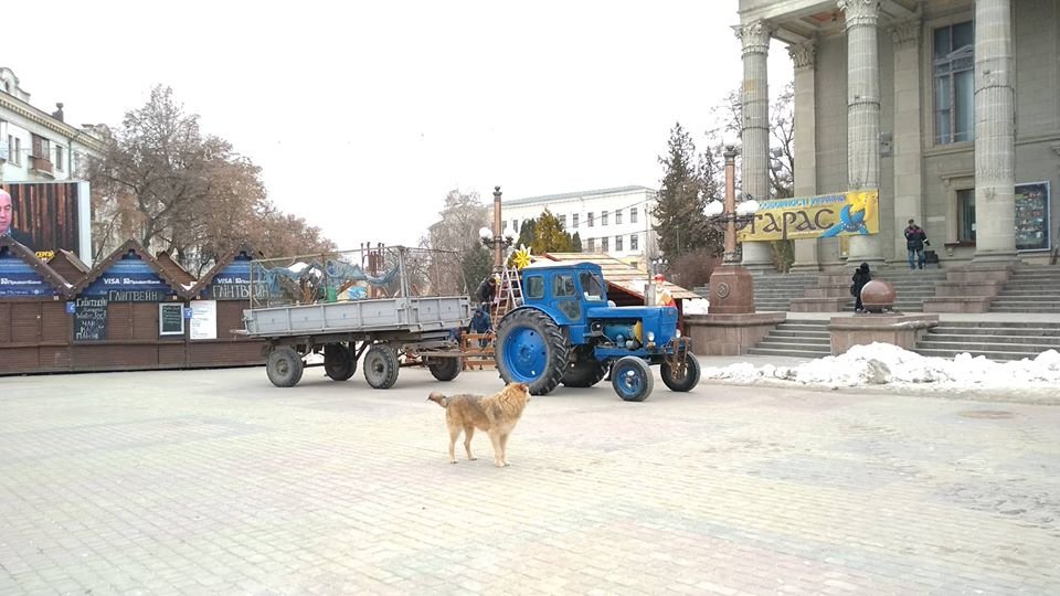 Свята закінчилися: на головній площі Тернополя демонтовують..., фото-1 Свята закінчилися: на головній площі Тернополя демонтовують шопку (фотофакт), фото-1