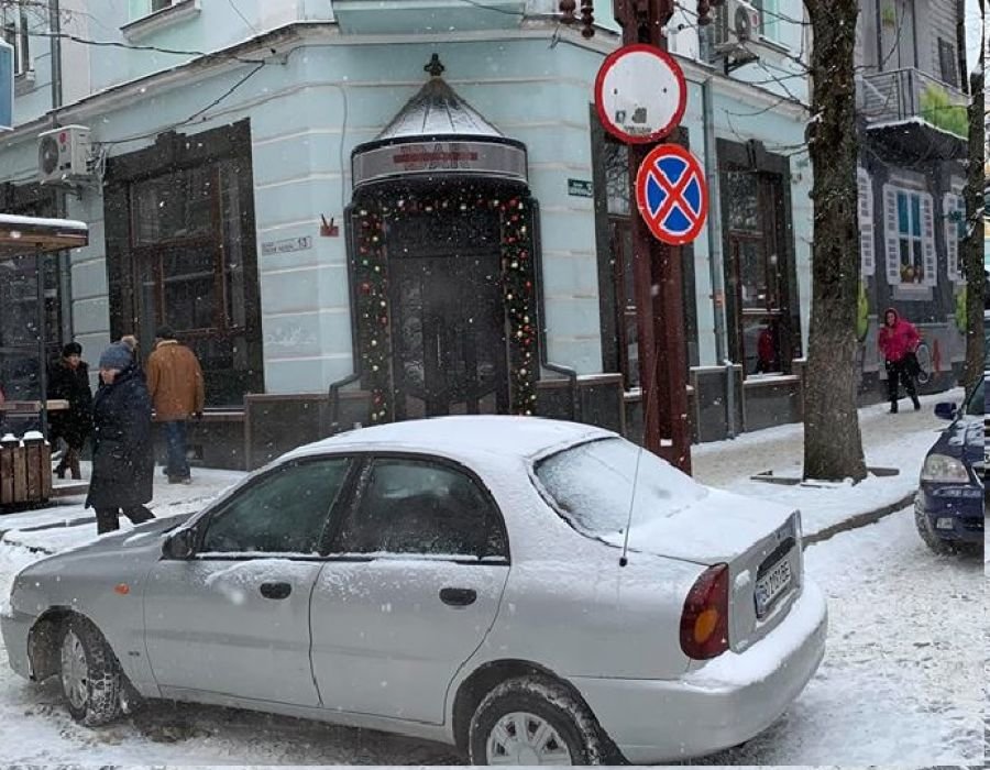 У Тернополі припаркували автомобіль просто під знаком "зупи..., фото-1 У Тернополі припаркували автомобіль просто під знаком "зупинка заборонена" (ФОТО), фото-1