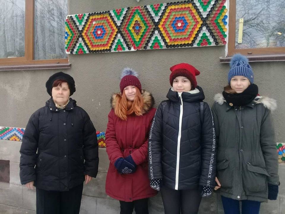 На Тернопільщині за допомогою різнокольорових пластикових к..., фото-4 На Тернопільщині за допомогою різнокольорових пластикових корків діти оздоблюють фасади унікальними візерунками (ФОТО), фото-4