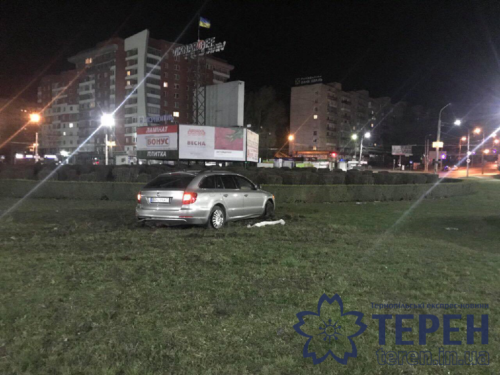 У Тернополі водій в’їхав у Збаразьке кільце (фото), фото-3 У Тернополі водій в’їхав у Збаразьке кільце (фото), фото-3