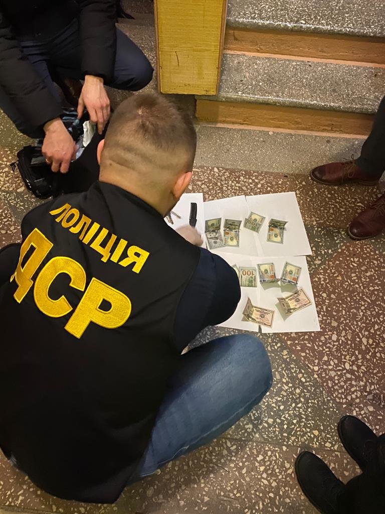 Результат пошуку зображень за запитом "На Тернопільщині затримали одного з керівників РДА, який вимагав понад 4 тис. доларів (ФОТО)"