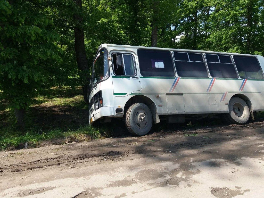 На Тернопільщині автобус злетів у кювет: його витягували ря..., фото-4 На Тернопільщині автобус злетів у кювет: його витягували рятувальники (ФОТОФАКТ), фото-4