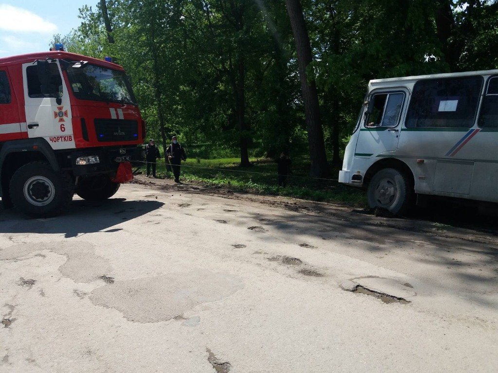 На Тернопільщині автобус злетів у кювет: його витягували ря..., фото-1 На Тернопільщині автобус злетів у кювет: його витягували рятувальники (ФОТОФАКТ), фото-1