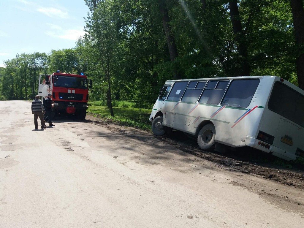 На Тернопільщині автобус злетів у кювет: його витягували ря..., фото-2 На Тернопільщині автобус злетів у кювет: його витягували рятувальники (ФОТОФАКТ), фото-2