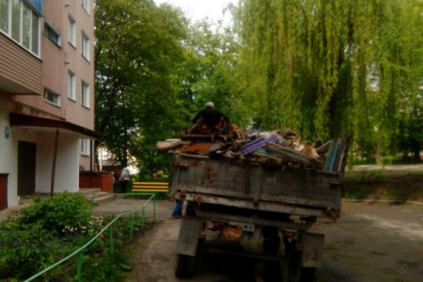 «Наче жити на звалищі»: з тернопільських підвальних приміще..., фото-1 «Наче жити на звалищі»: з тернопільських підвальних приміщень вивозять гори сміття (ФОТО), фото-1