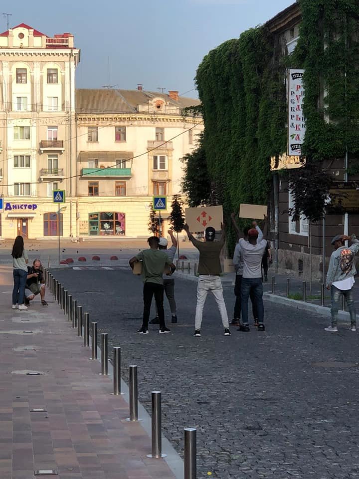У центрі Тернополя іноземці фотографувалися з плакатами «Ні..., фото-1 У центрі Тернополя іноземці фотографувалися з плакатами «Ні расизму» (ФОТО), фото-1