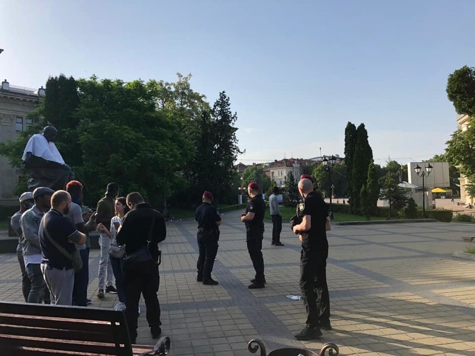 У центрі Тернополя іноземці фотографувалися з плакатами «Ні..., фото-2 У центрі Тернополя іноземці фотографувалися з плакатами «Ні расизму» (ФОТО), фото-2