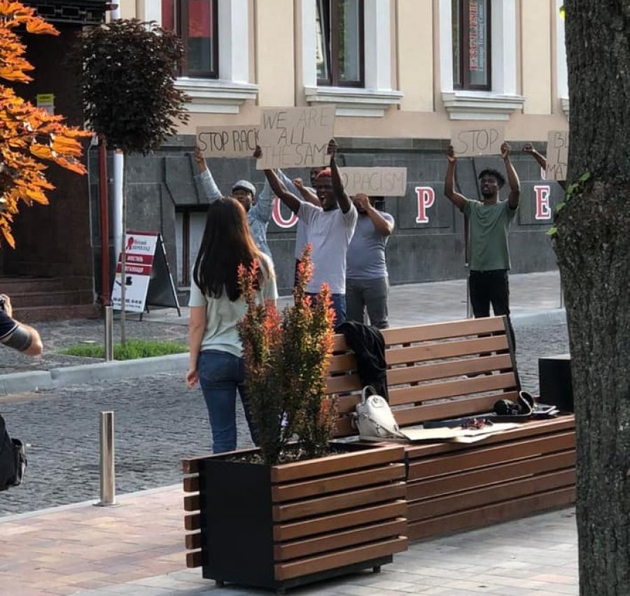 У центрі Тернополя іноземці фотографувалися з плакатами «Ні..., фото-3 У центрі Тернополя іноземці фотографувалися з плакатами «Ні расизму» (ФОТО), фото-3