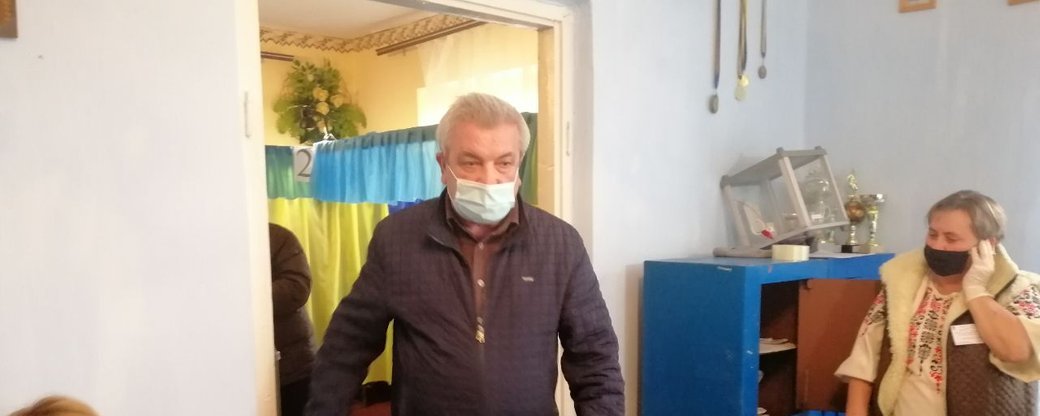 Мешканець Тернопільщини пошматував бюлетені, не зумівши про..., фото-1 Мешканець Тернопільщини пошматував бюлетені, не зумівши проголосувати за свого кандидата (ФОТО+ВІДЕО), фото-1