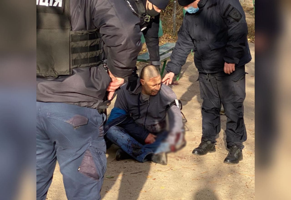 "Бив гранатою об гойдалки": чоловік спричинив вибух прямо н..., фото-1 "Бив гранатою об гойдалки": чоловік спричинив вибух прямо на дитмайданчику (ВІДЕО, 18+) , фото-1