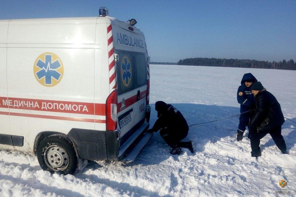 На Тернопільщині швидка застрягла у сніговій пастці