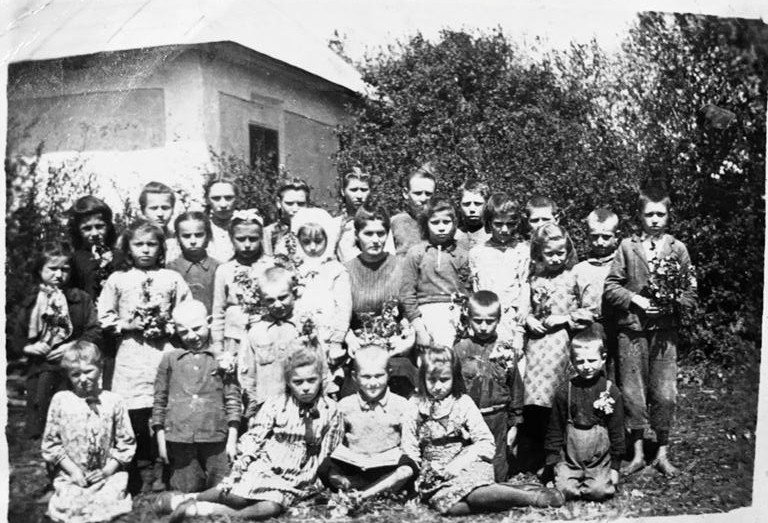 97-річна вчителька з Тернопільщини шукає своїх учнів із фото 1946-го року