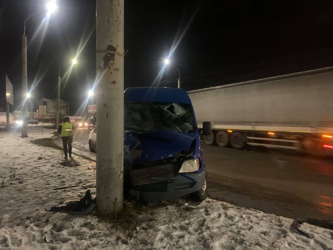 Поранений водій утік з місця аварії: у Тернополі мікроавтобус врізався прямо у стовп (ФОТО), фото-1