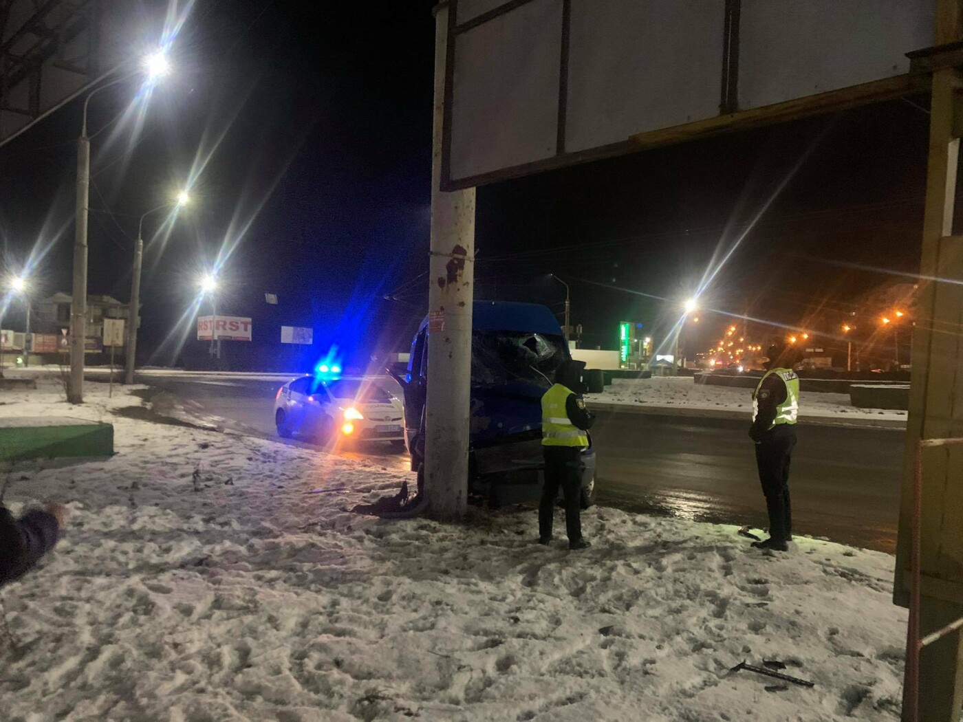 Поранений водій утік з місця аварії: у Тернополі мікроавтобус врізався прямо у стовп