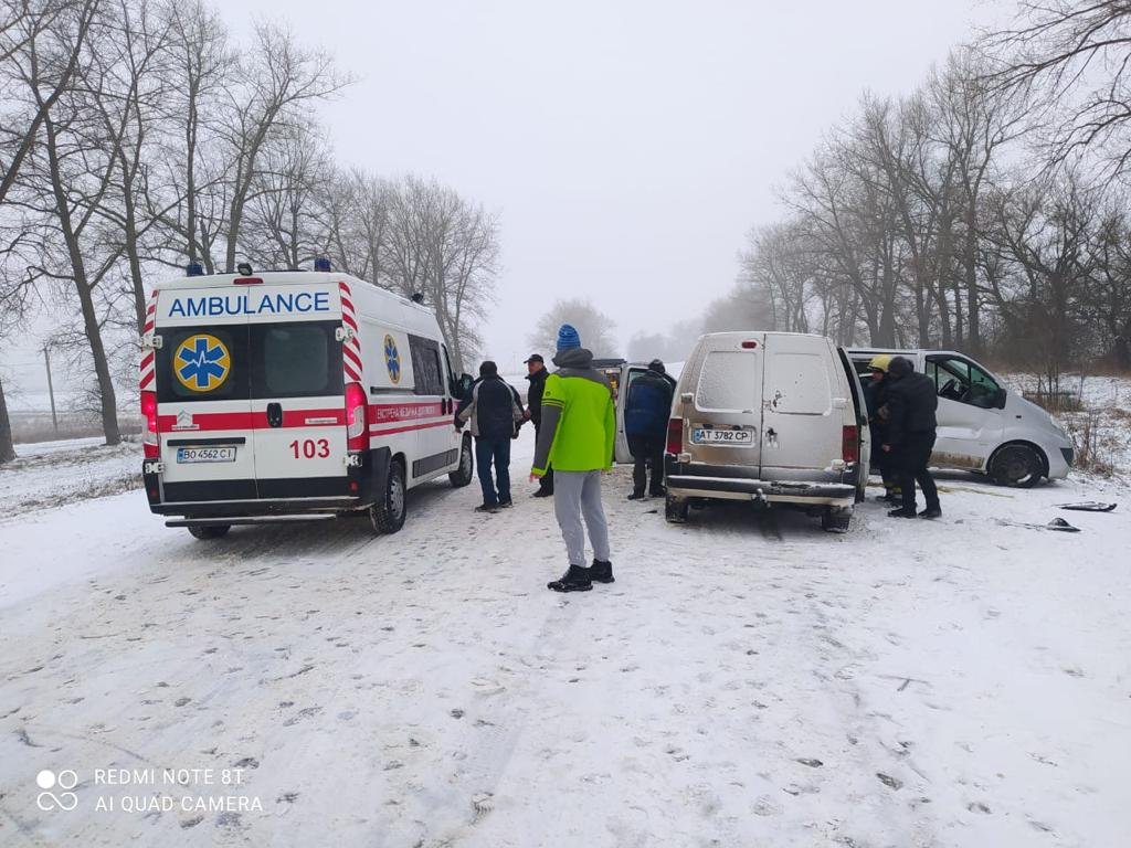 На Тернопільщині в ДТП потрапили дев'ятеро людей: дитина у важкому стані (ФОТО), фото-2