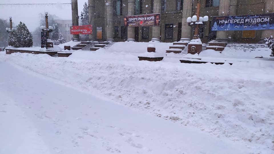 «Ноу-хау від комунальників»: у центрі Тернополя утворився сніговий бордюр 