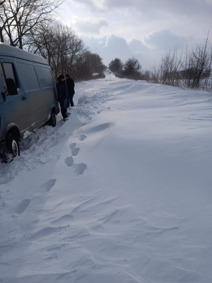 Оце намело: на Тернопільщині через снігопад автівки застрягли посеред дороги