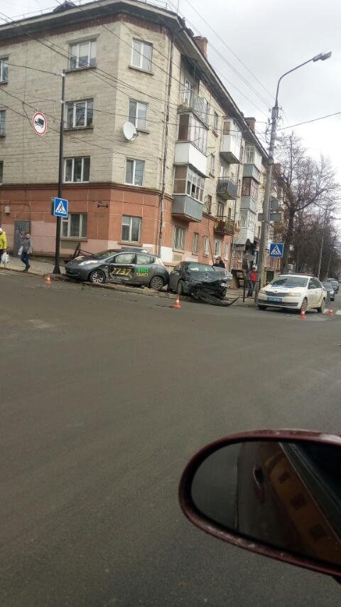 ДТП у Тернополі за участю автомобіля таксі: два легковики зазнали величезних ушкоджень