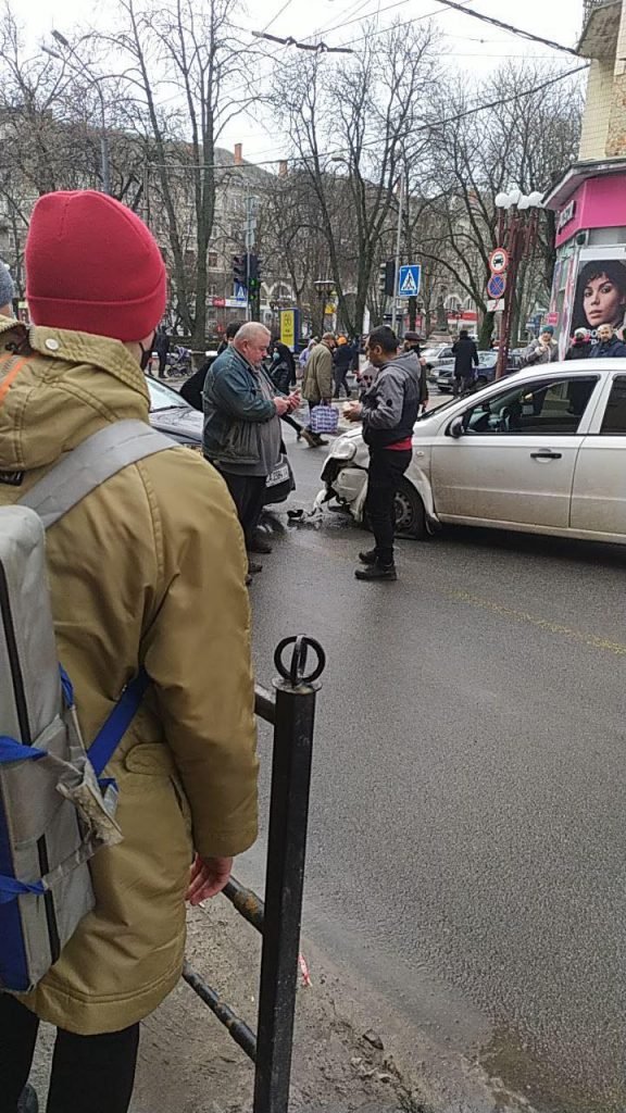 Величезний затор у центрі міста: рух паралізований через ДТП біля ЦУМу