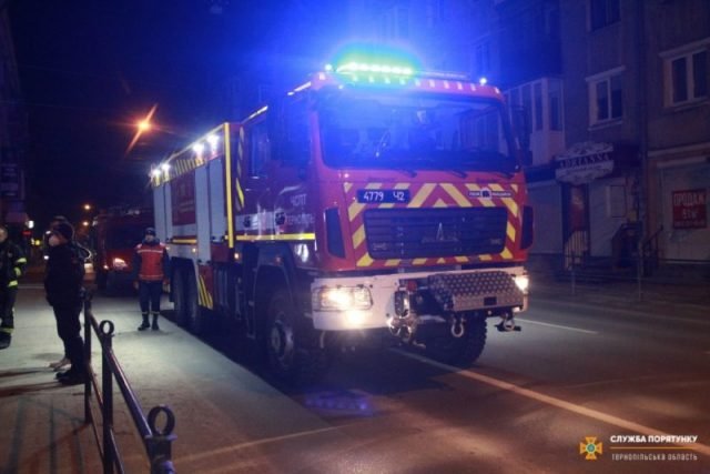 Обгоріли рятувальники: у центрі Тернополя на вулиці Замковій вночі горіла сауна