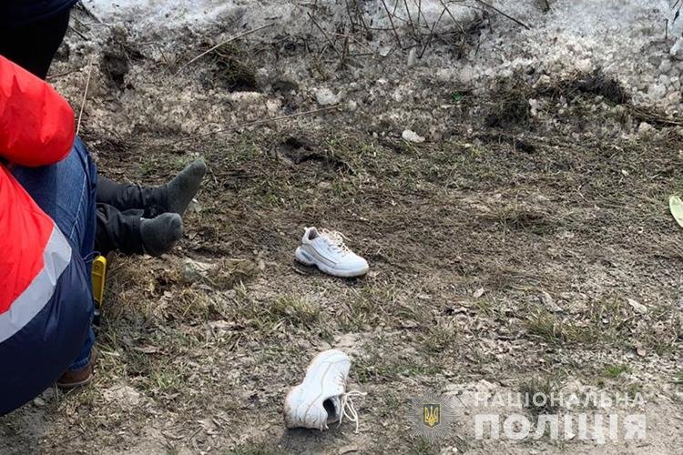 Жінка загинула, дитина в лікарні: біля Тернополя водій "Лексуса" збив бабусю з онуком (ФОТО 18+), фото-1