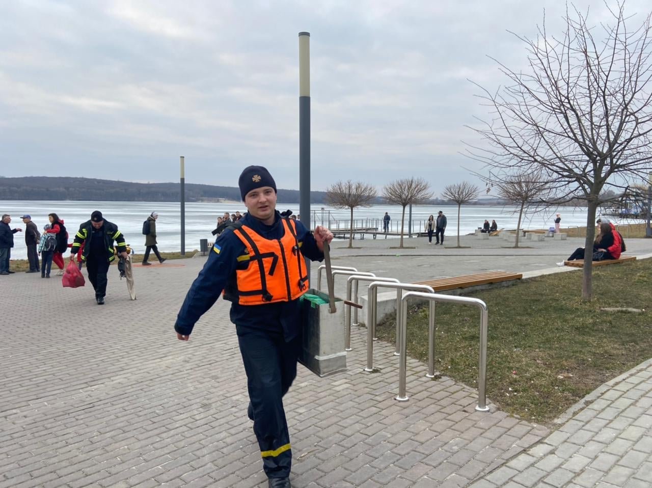 На Тернопільському озері під лід провалився чоловік: рятувальники терміново вирушили на порятунок (ФОТО), фото-2