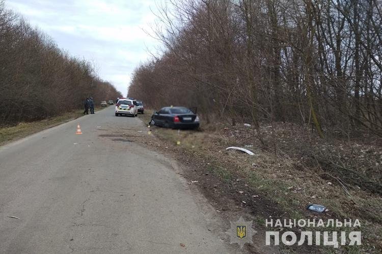 Автомобіль злетів з дороги і врізався в дерево: аварія з потерпілими на Тернопільщині (ФОТО), фото-1