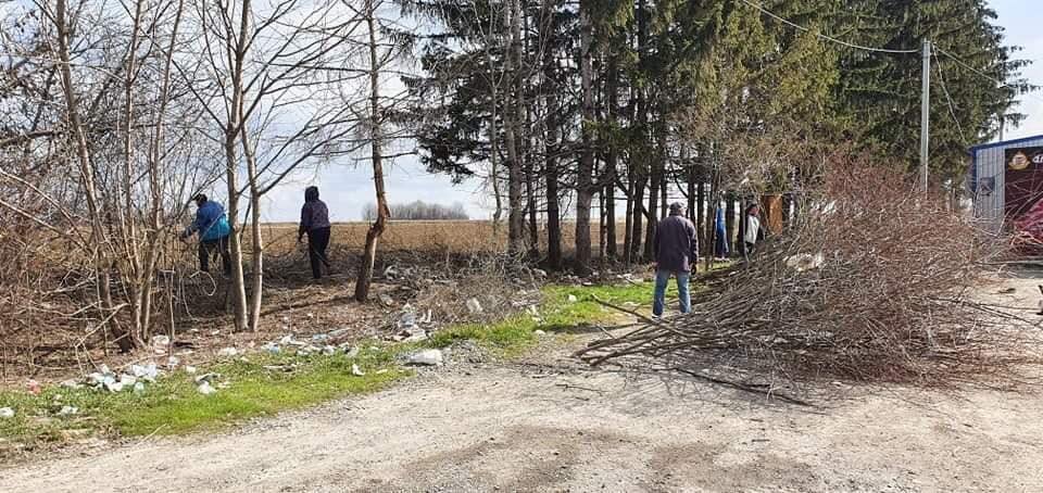 Замість комунальників: на Тернопільщині вчителі та вихователі прибирали узбіччя доріг