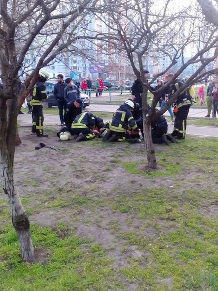 Знайшли на пожежі без ознак життя: рятувальники врятували двох маленьких дітей 