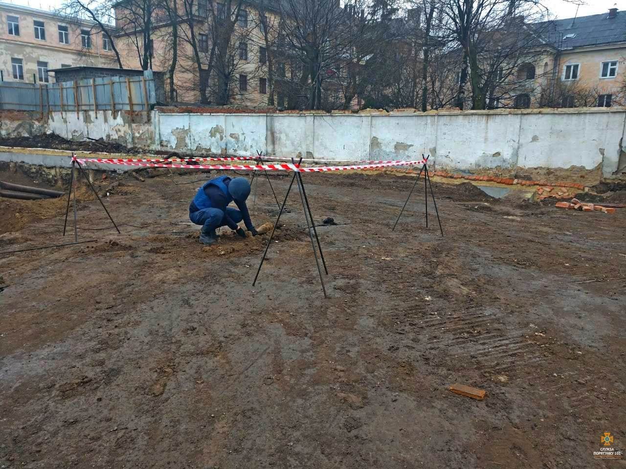 Біля "білого дому" в Тернополі викопали смертоносний "скарб" (ФОТО), фото-1