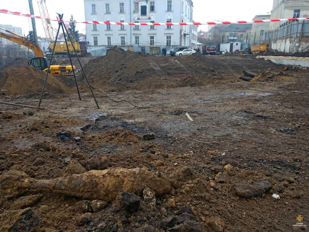 Біля "білого дому" в Тернополі викопали смертоносний "скарб" (ФОТО), фото-3