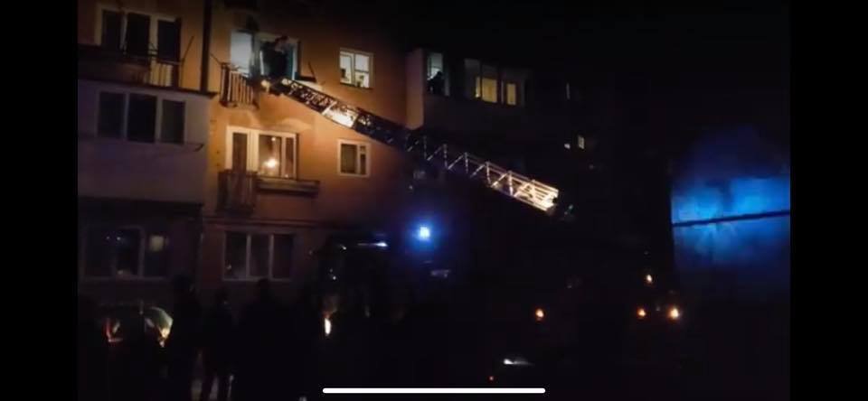 Людей евакуйовували через вікна за допомогою автодрабини: у Тернополі горіла багатоповерхіка (ФОТО), фото-1