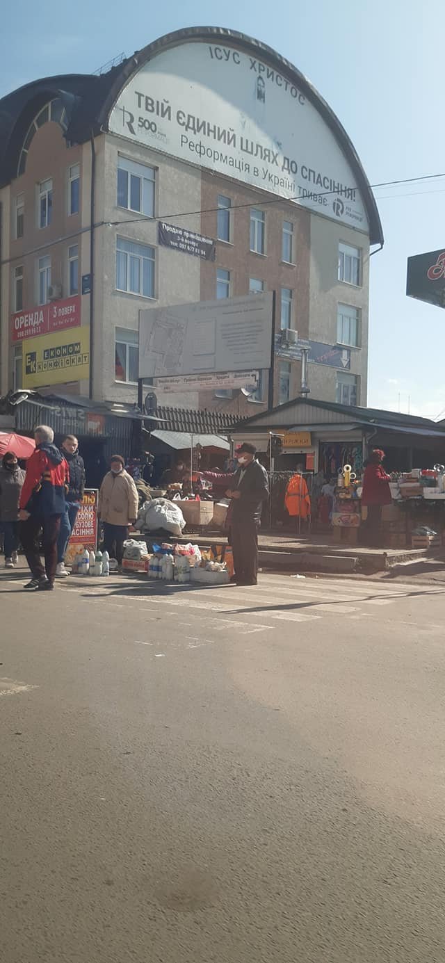 "Молоко в пляшках зі смітників": у центрі Тернополя люди продають продукти прямо на пішохідному переході (ФОТО), фото-1