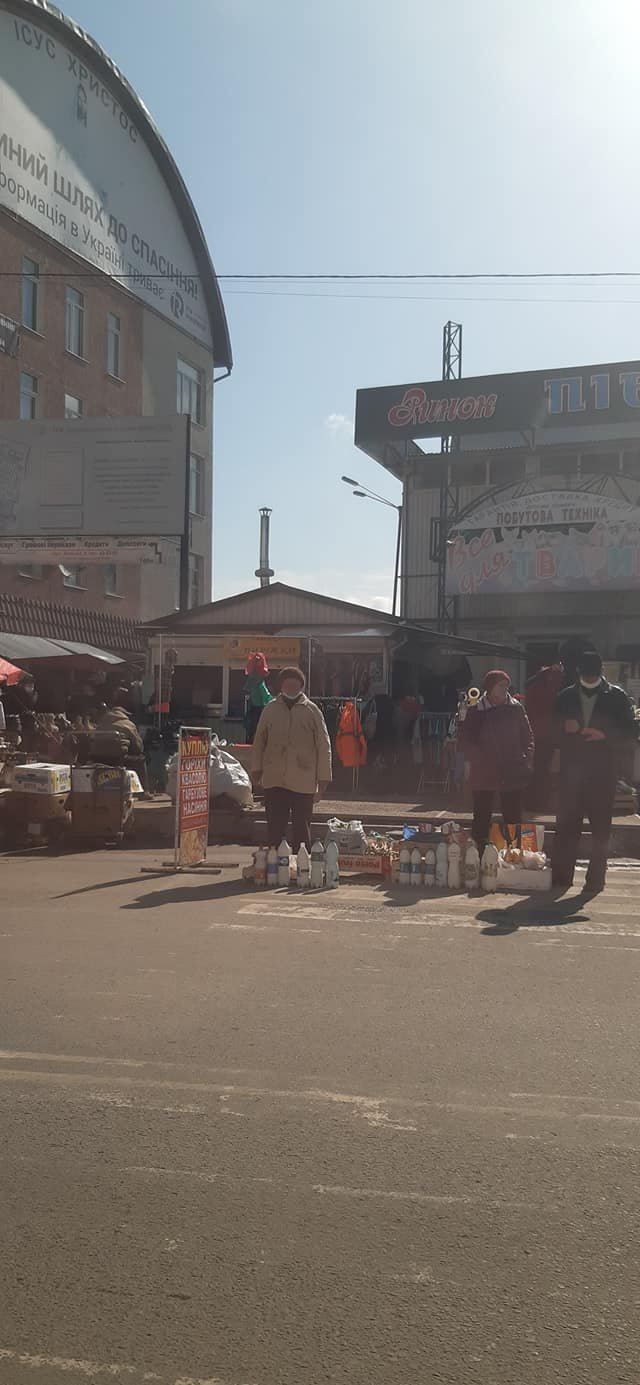 "Молоко в пляшках зі смітників": у центрі Тернополя люди продають продукти прямо на пішохідному переході (ФОТО), фото-2