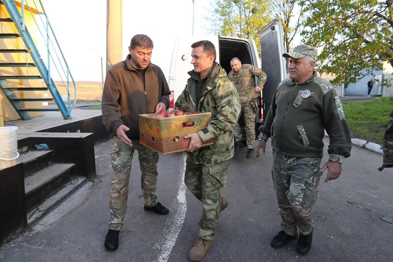 Михайло Головко напередодні Великодня завіз гостинці захисникам на передову