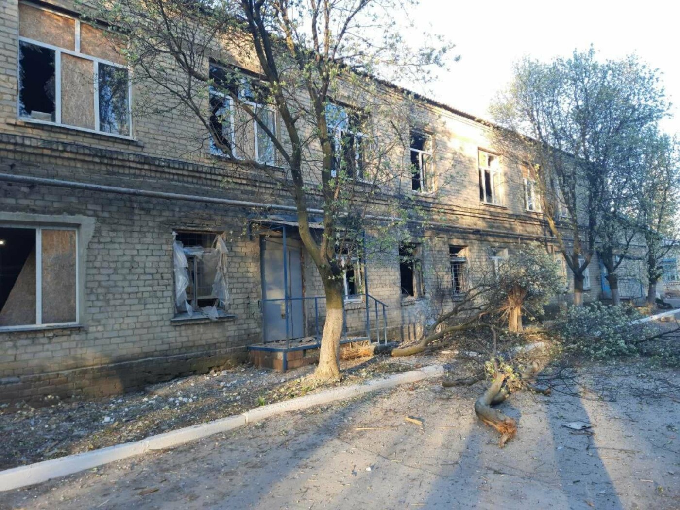 Окупанти обстріляли лікарню на Донеччині, у якій лікують х..., фото-2 Окупанти обстріляли лікарню на Донеччині, у якій лікують хворих на COVID-19 (ФОТО), фото-2