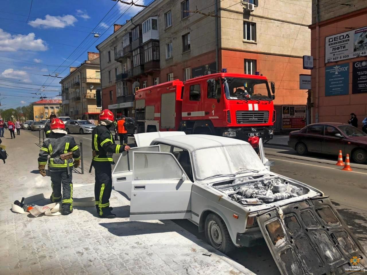 У Тернополі на Замковій горів автомобіль