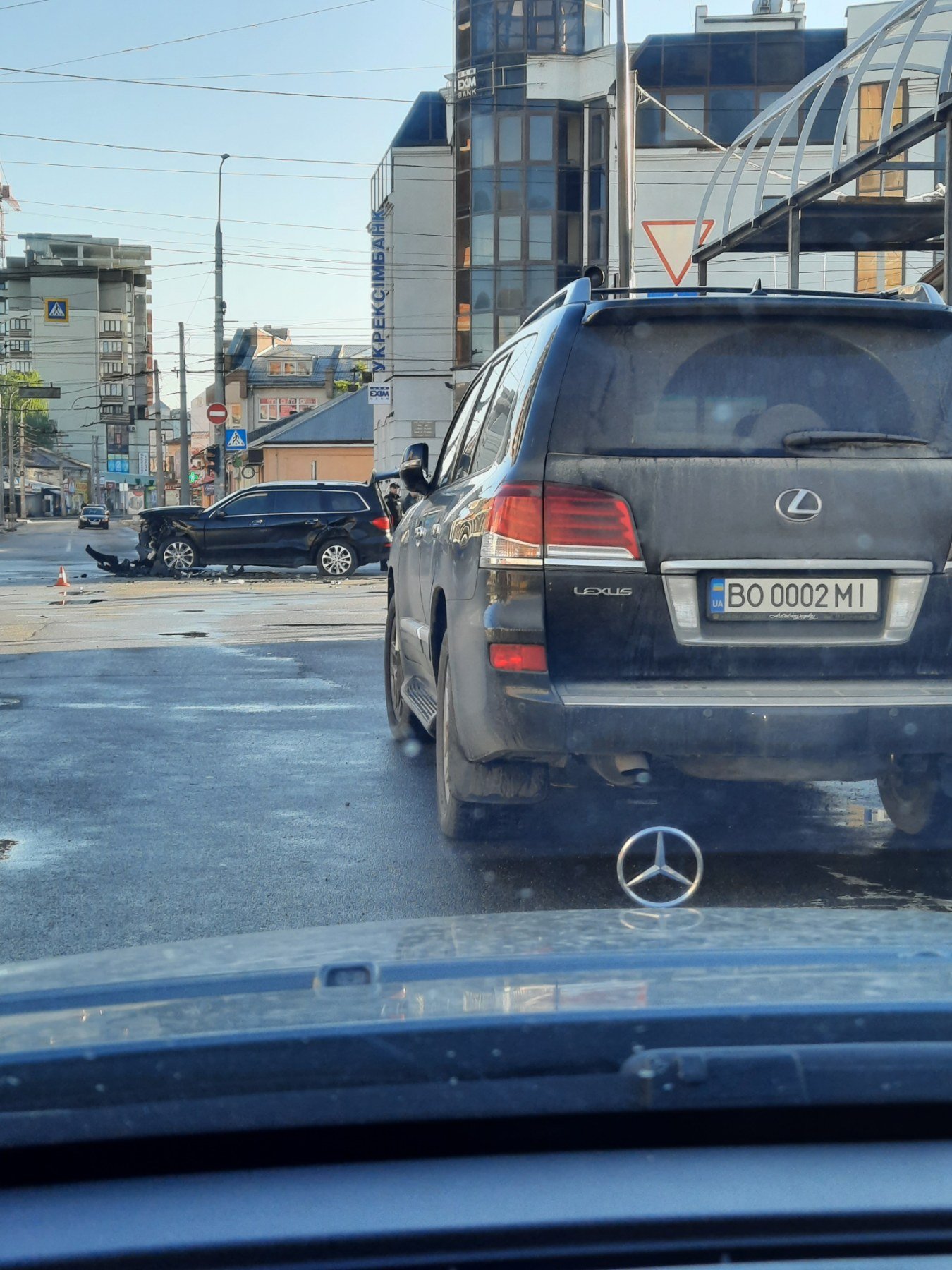 Жахлива ДТП у центрі Тернополя: колосальних ушкоджень зазнав Mercedes Benz GL (ФОТО), фото-3