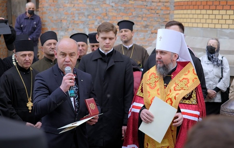  Митрополит Епіфаній нагородив міського голову Тернополя Сергія Надала орденом