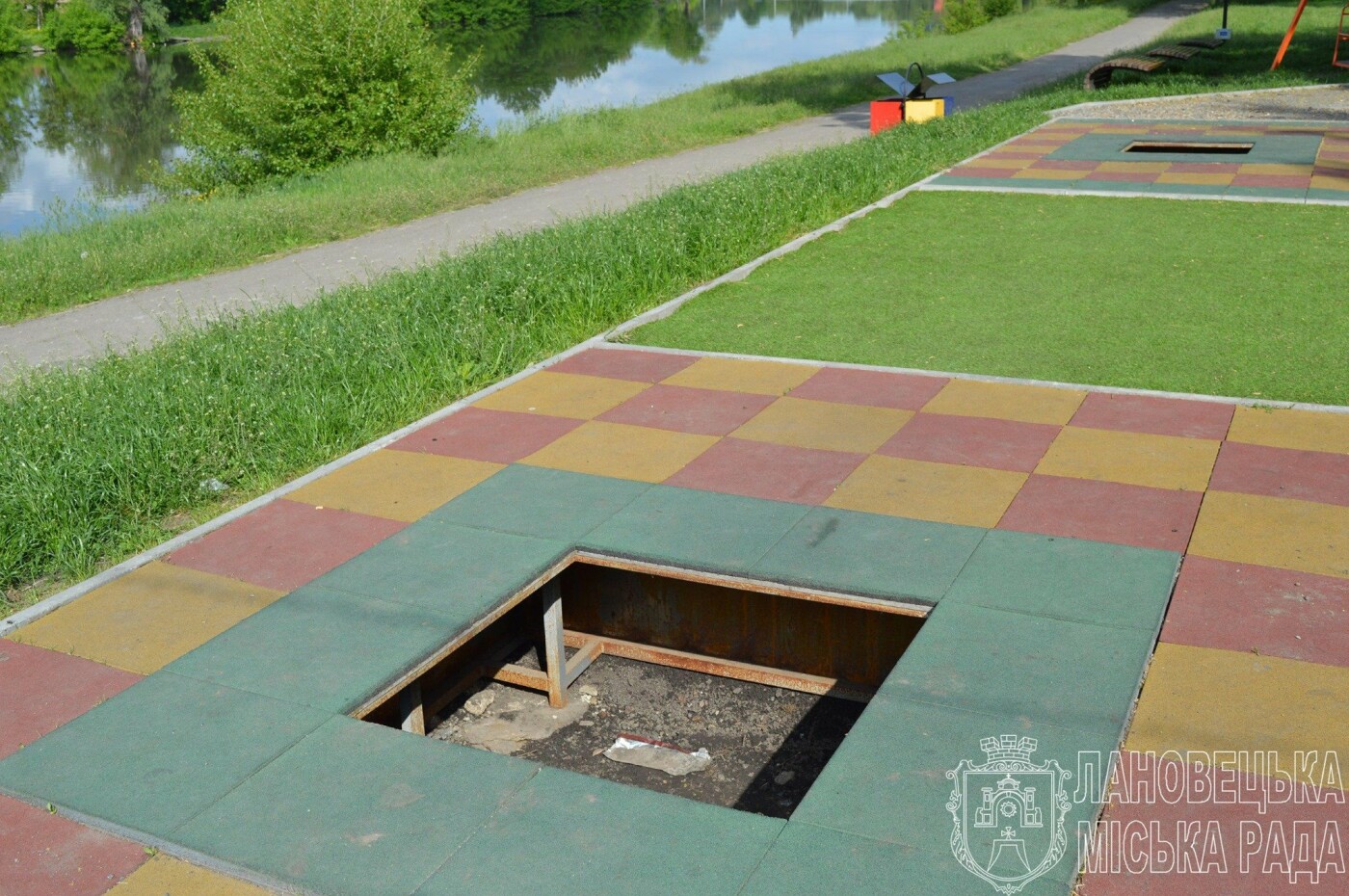Гірше монголо-татарів: на Тернопільщині потрощили нещодавно відкритий молодіжний майданчик (ФОТО), фото-4