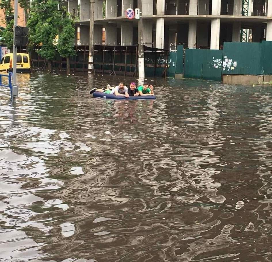 "Люди плавають по вулицях на водному мотоциклі і матрацах"..., фото-1 "Люди плавають по вулицях на водному мотоциклі і матрацах": потужна злива затопила місто (ВІДЕО), фото-1