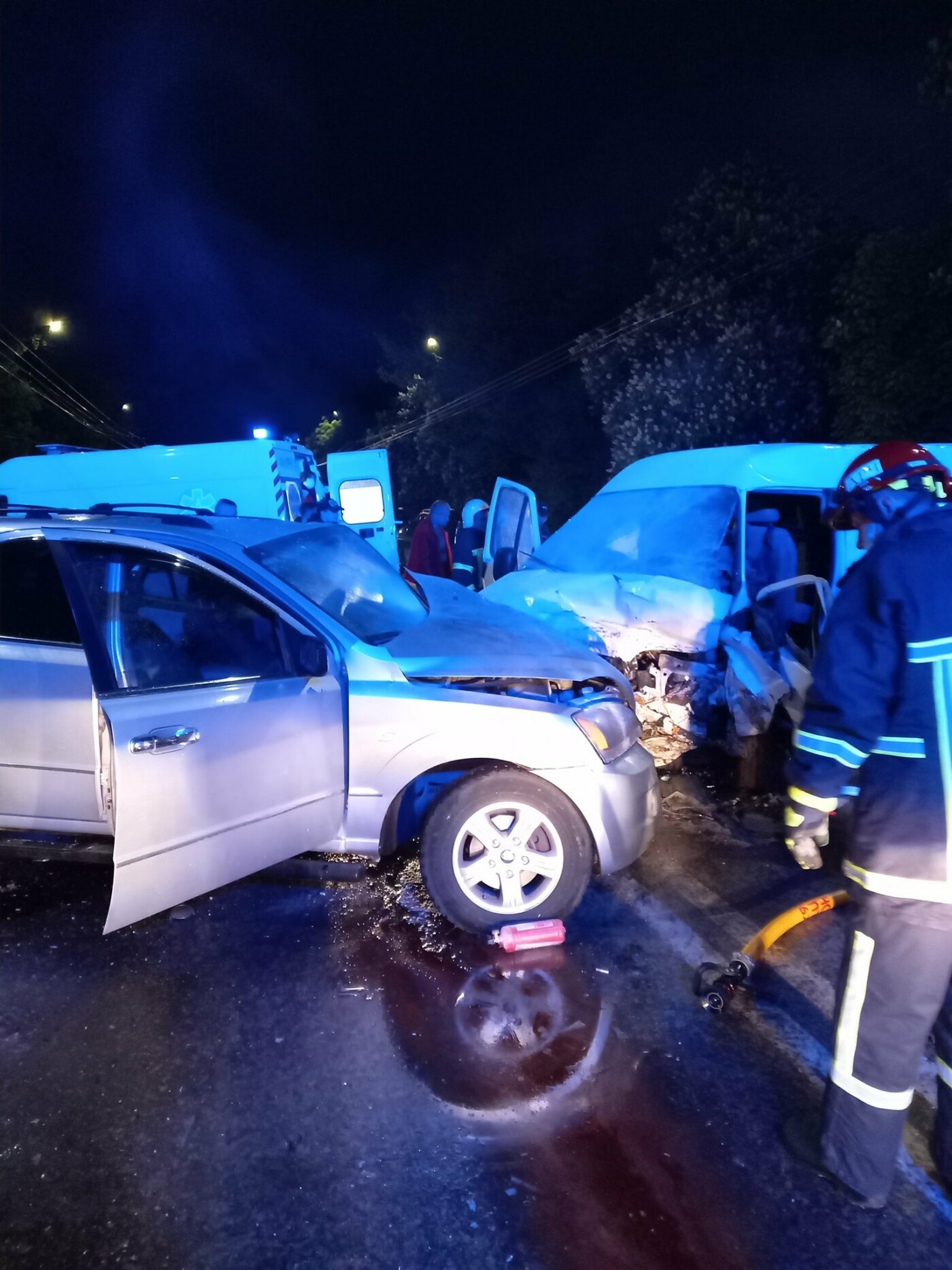 "Автомобілі розбиті вщент, постраждали люди": поблизу авто..., фото-3 "Автомобілі розбиті вщент, постраждали люди": поблизу авторинку в Тернополі ДТП (ФОТО), фото-3