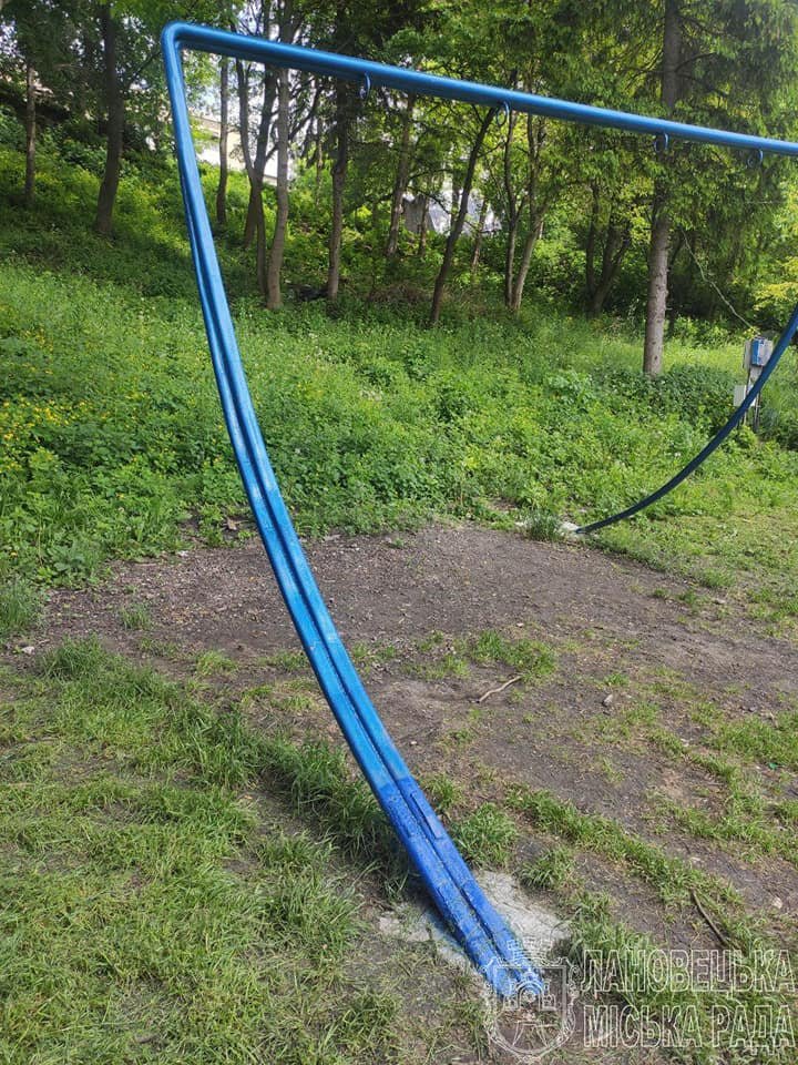 Знайшли і змусили полагодити: у Ланівцях підлітки разом з батьками відновили потрощені атракціони (ФОТО), фото-1