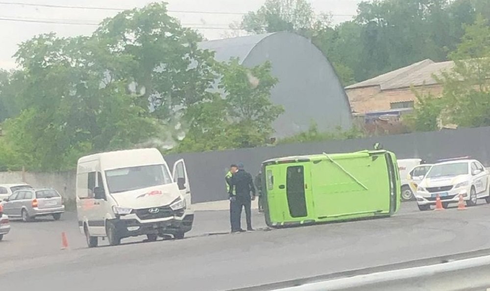 Потужне зіткнення неподалік Тернополя: від сильного удару перекинувся бус (ФОТО), фото-1