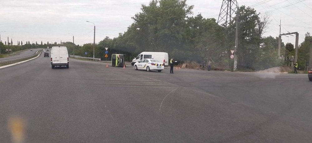Потужне зіткнення неподалік Тернополя: від сильного удару перекинувся бус (ФОТО), фото-2